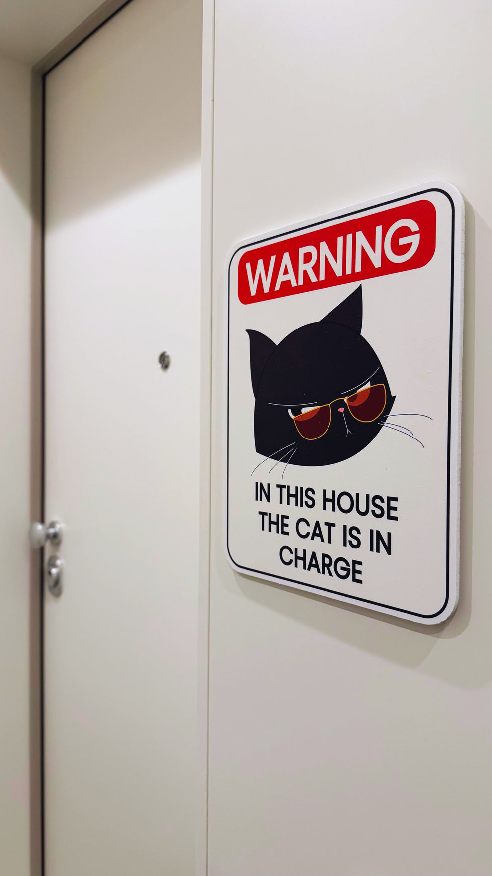 In This House The Cat Is In Charge - Cat Sign | N'Idee